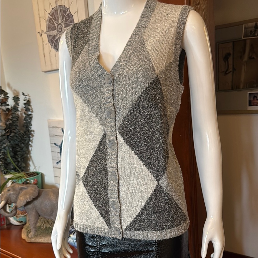 NWT northern reflections size small Chic Argyle Knit Button Vest